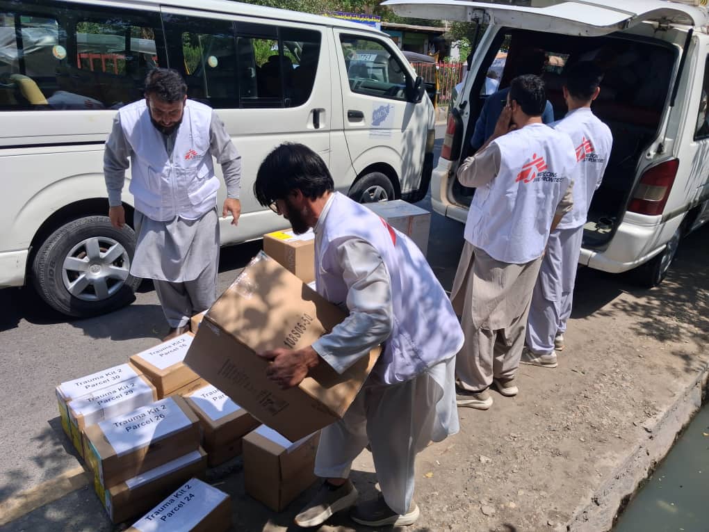 L’équipe de MSF a remis des kits de traumatologie et de prise en charge des blessés à deux hôpitaux qui soignent des victimes du séisme. Afghanistan, le 2 septembre, 2025 © Ahmadullah Safi/MSF