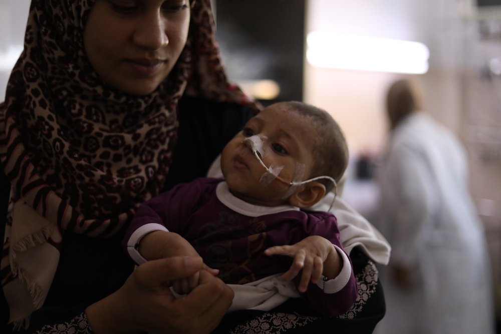 Lamees Abo Mostafa, âgée de 5 mois, reçoit des soins médicaux à l’hôpital Nasser. Gaza, Palestine. Novembre, 2025 © Nour Alsaqqa/ MSF