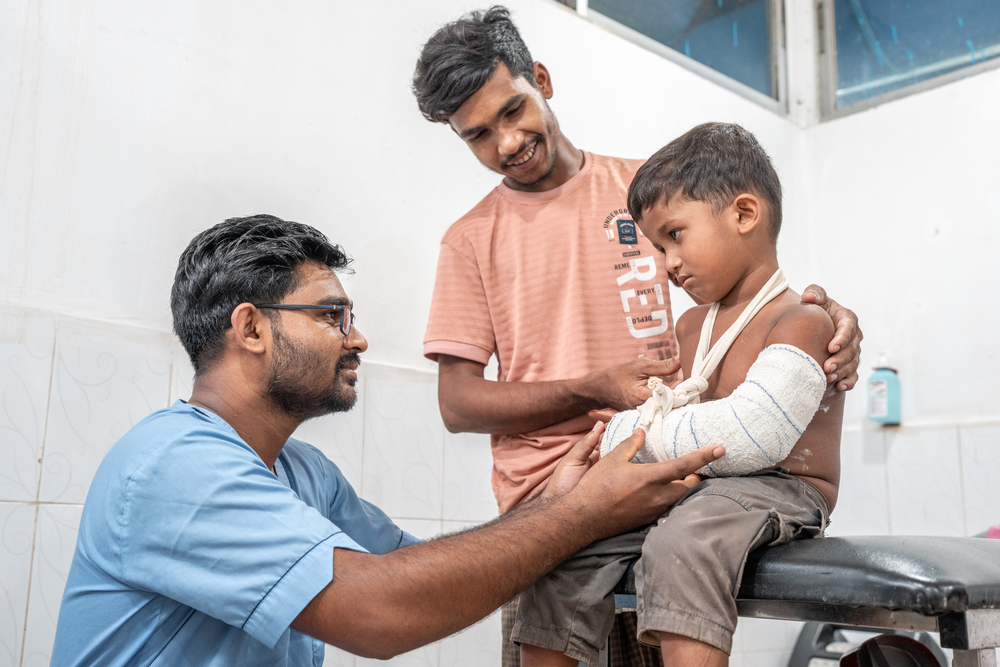 Enfant Rohingyas soigné dans une clinique au Bangladesh ©Ante Bussmann/MSF 