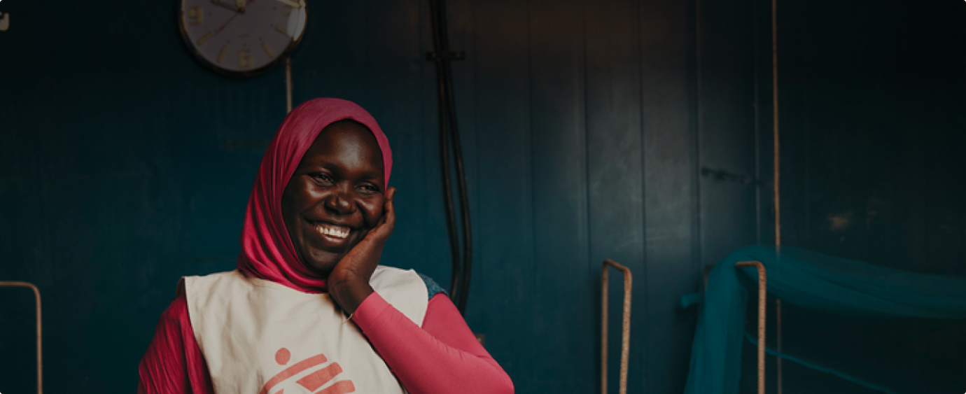 Femme souriante en tenue MSF