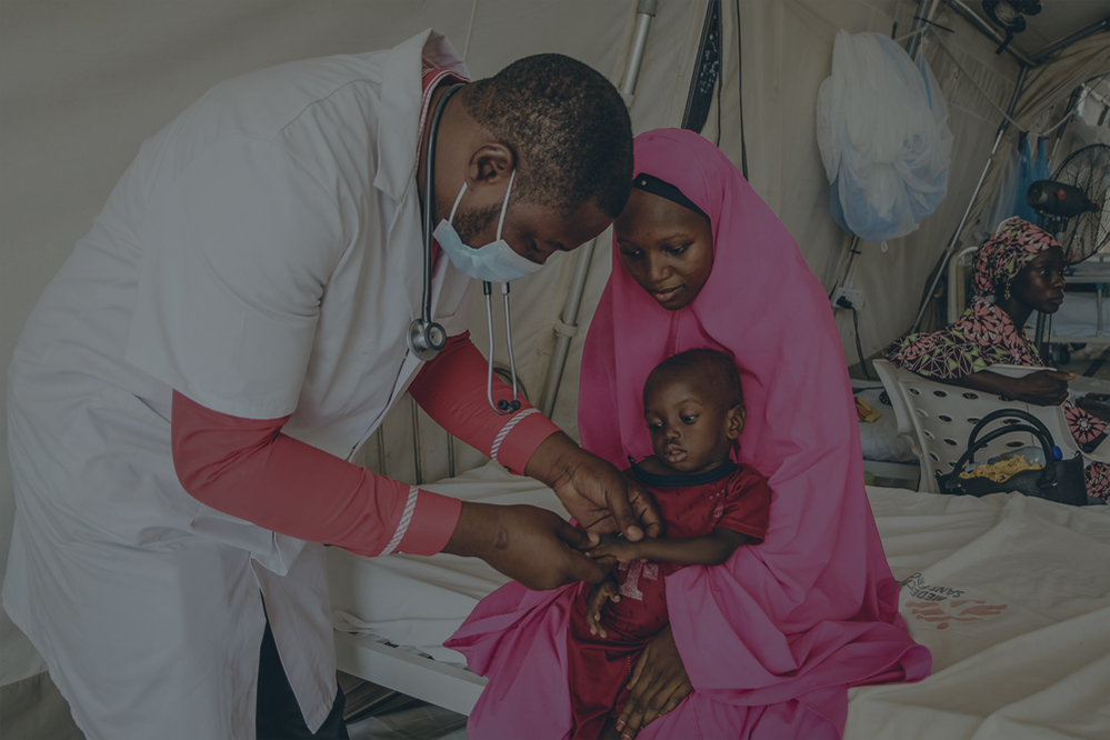 Un médecin MSF examine un enfant souffrant de malnutrition sévère, Maiduguri, dans l'État de Borno, au Nigeria. ©Nasir Ghafoor/MSF