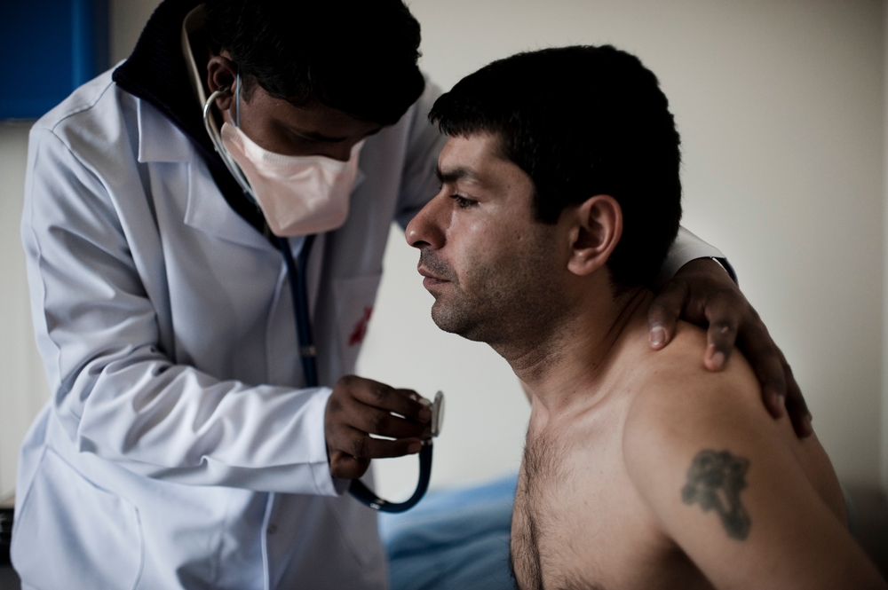 Dr Shahidul Islam, an MSF TB doctor, examines a patient on the DR TB ward in a TB centre. © Bruno de Cock