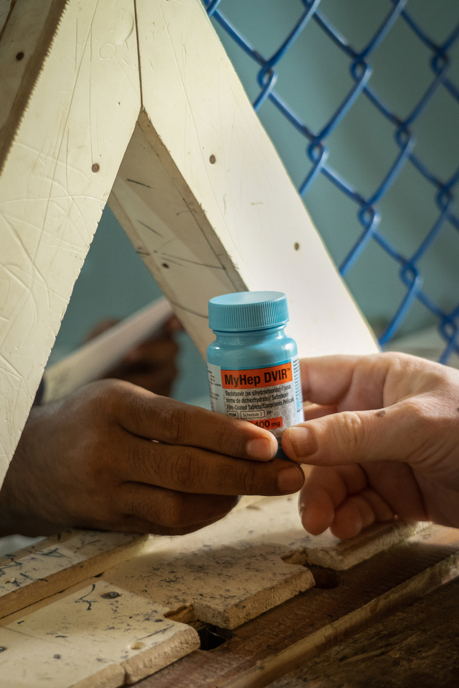 Mohammad Bashir, 27 ans, reçoit des médicaments contre l'hépatite C du centre Jamtoli de MSF dans le camp de réfugiés rohingyas d'Ukhiya, à Cox's Bazar, au Bangladesh.