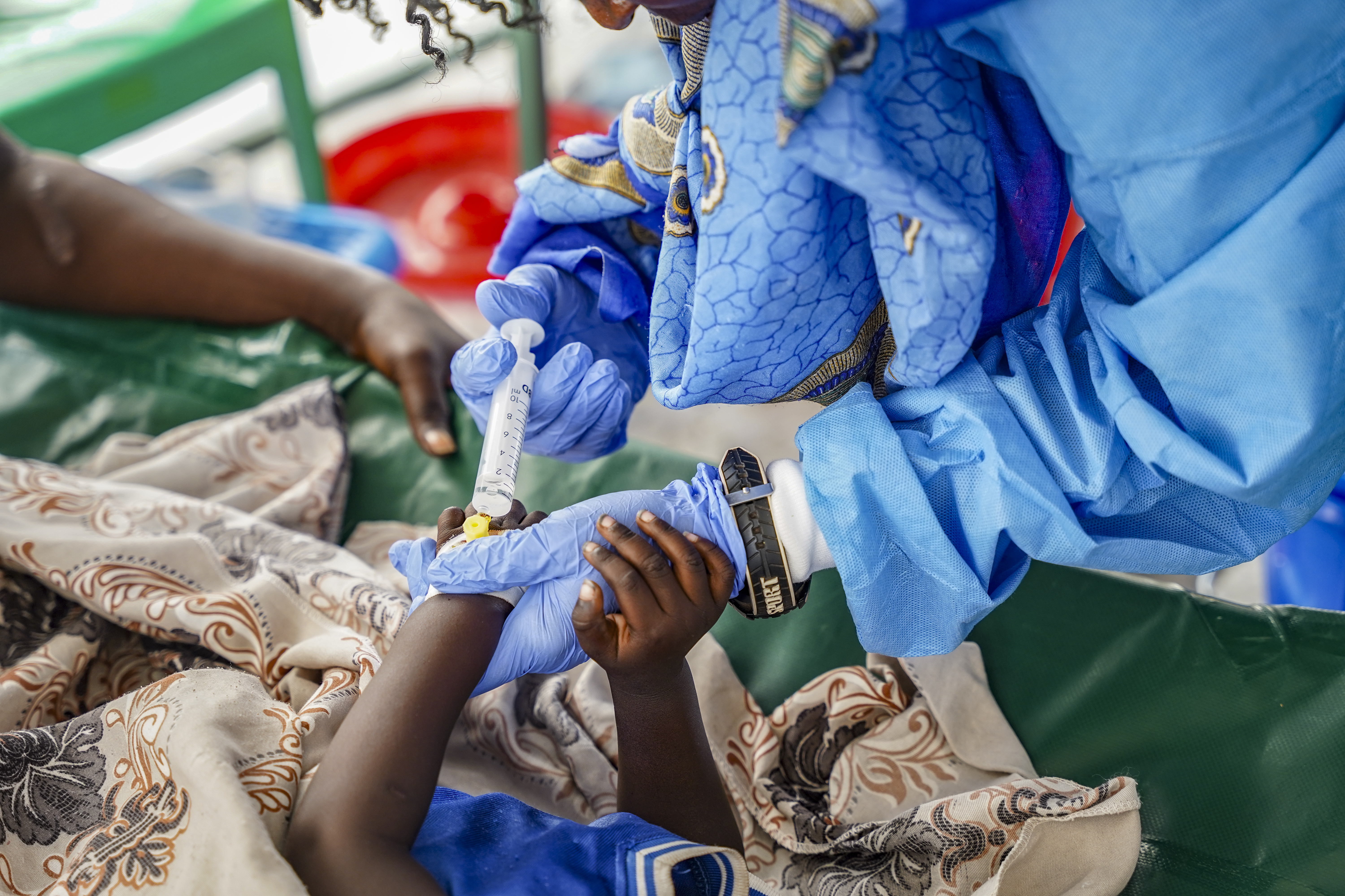 Une infirmière MSF administre les liquides à un enfant directement par voie intraveineuse au centre de traitement du choléra (CTC) de Malakal, au Soudan du Sud.