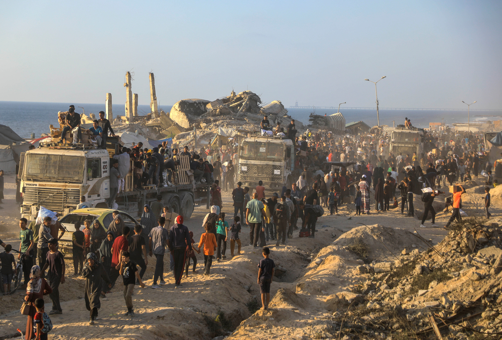 Des Palestiniens sur le site de distribution du GHF à Netzarim mettent leur vie en danger pour recevoir de la nourriture.