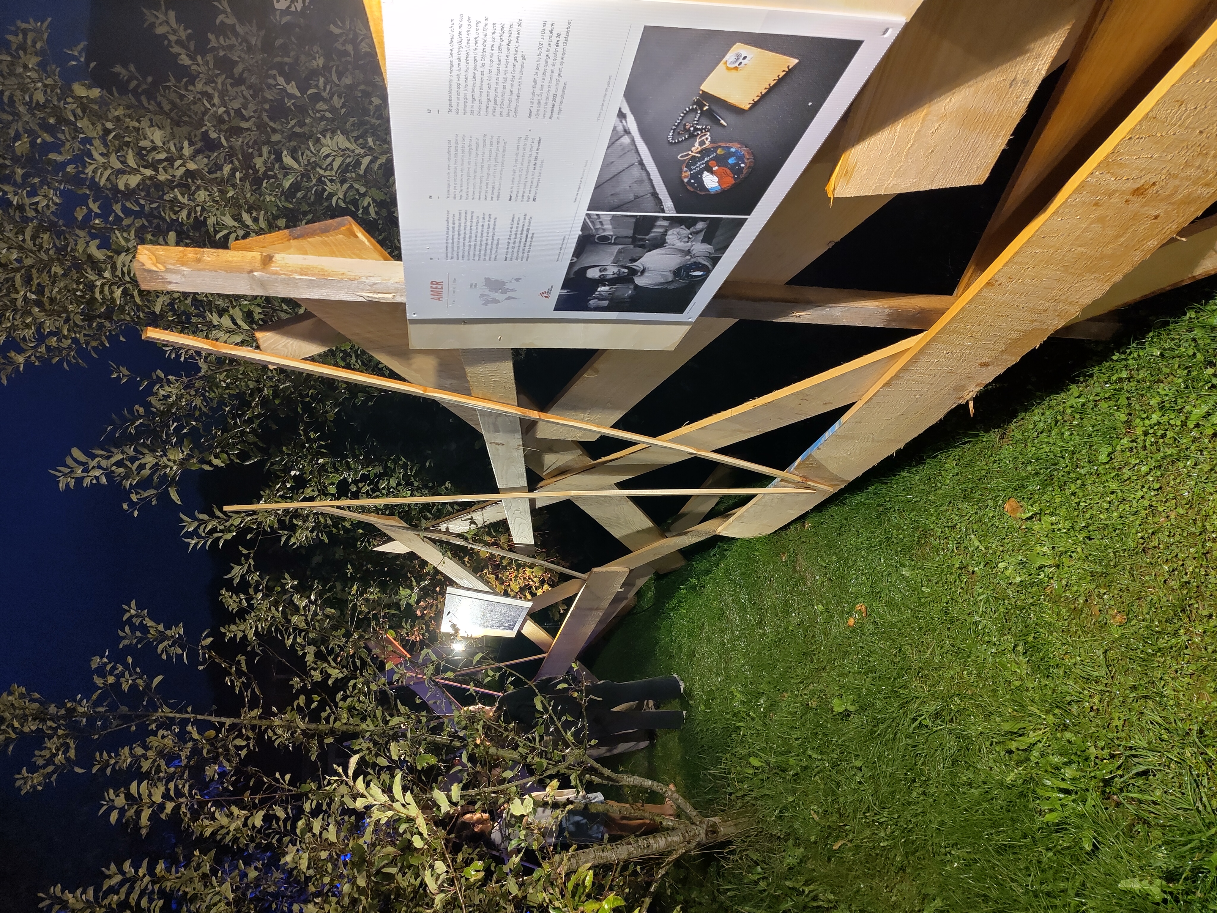 Nuit de la culture installation MSF What would you carry with you labyrinthe avec les différents témoignages