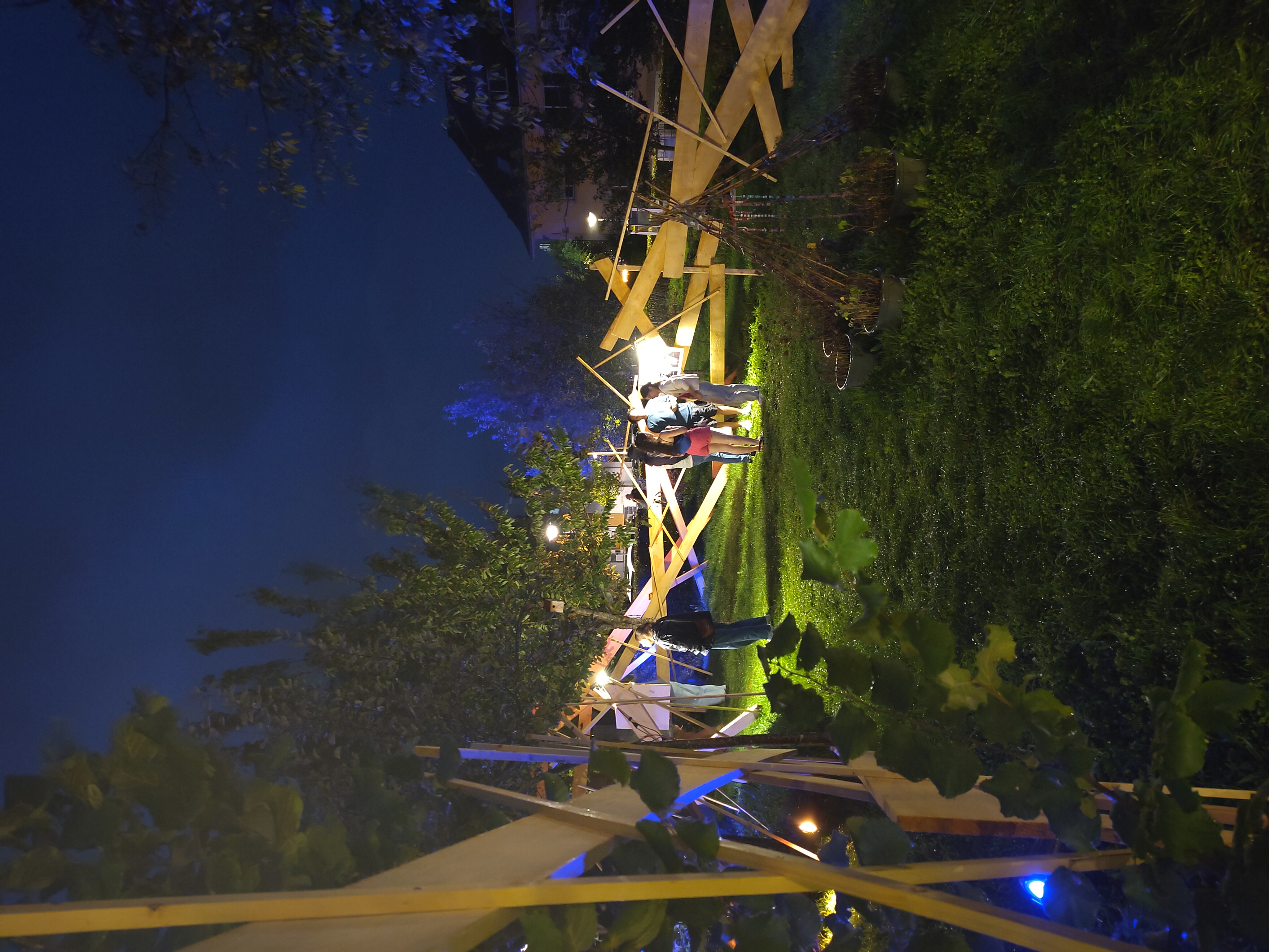 Visiteurs lors de la Nuit de la culture à l'installation MSF What would you carry with you