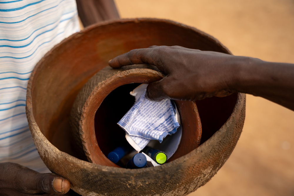 En l’absence de réfrigérateur, on utilise des pots en argile, une invention locale, pour conserver les médicaments d’Aher au frais.
