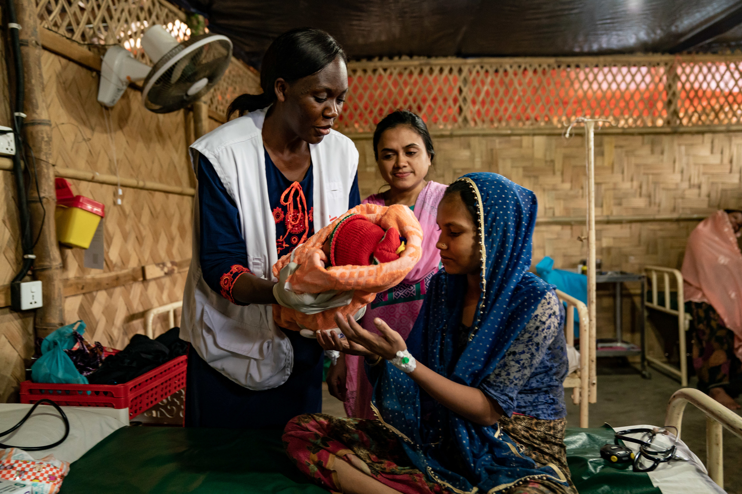 Une maman Rohingya et son bébé avec la sage-femme qui dirige les services de maternité dans les centres de soins généraux de MSF à Jamtoli et Hakimpara de Cox’s Bazar. Bangladesh. Juillet 2019.