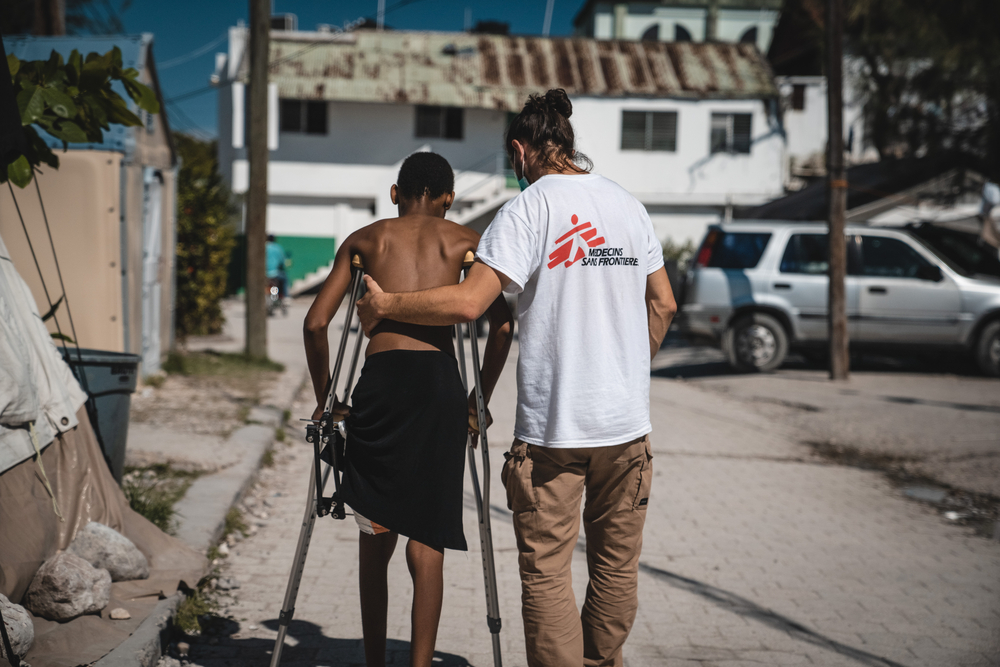 À l'hôpital Immaculée Conception des Cayes, le personnel de MSF dispense des soins de physiothérapie aux patients blessés lors du séisme, les aidant à retrouver force et mobilité.