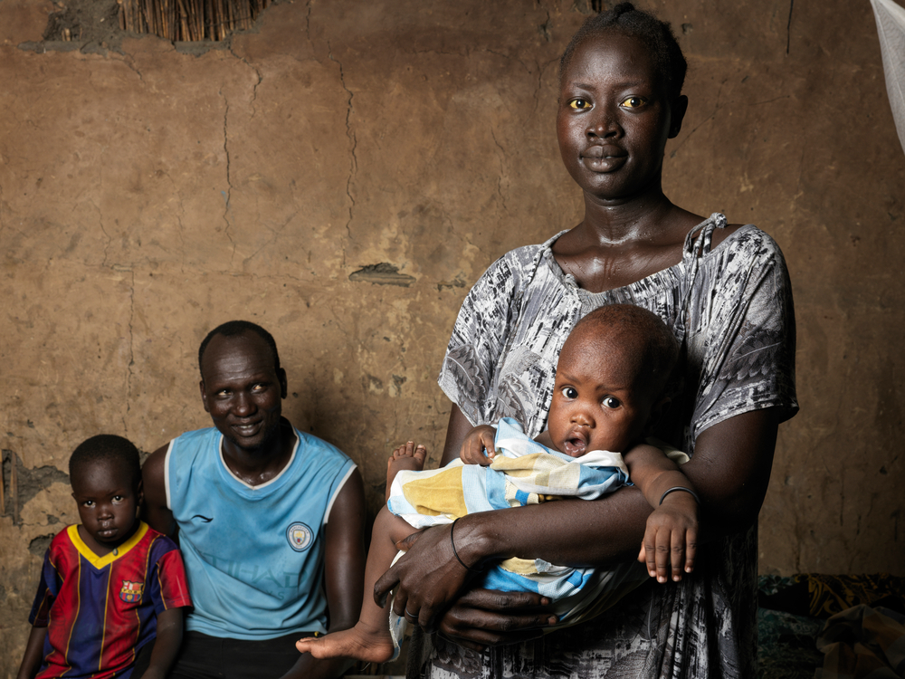 Nyemal a 22 ans. Elle a commencé à ressentir une forte fièvre et des douleurs dans tout son corps. Puis son urine est devenue foncée et ses yeux sont devenus jaunes.