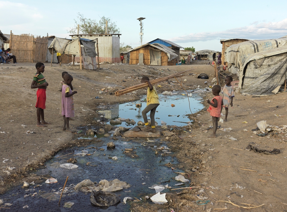 Les enfants du camp de personnes déplacées de Bentiu jouent dans les mêmes zones où les égouts fuient des toilettes mal entretenues, ce qui les rend vulnérables aux maladies d'origine hydrique, telles que l'hépatite E.