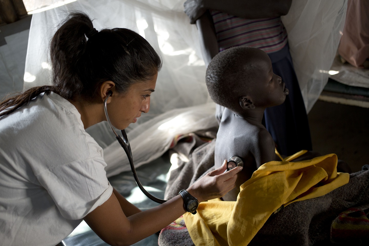 Le docteur Henna Mustafa examine Nyathak Yien, un patient atteint du kala azar, à l'hôpital MSF de Lankien, au Sud-Soudan, le 13 janvier 2015.