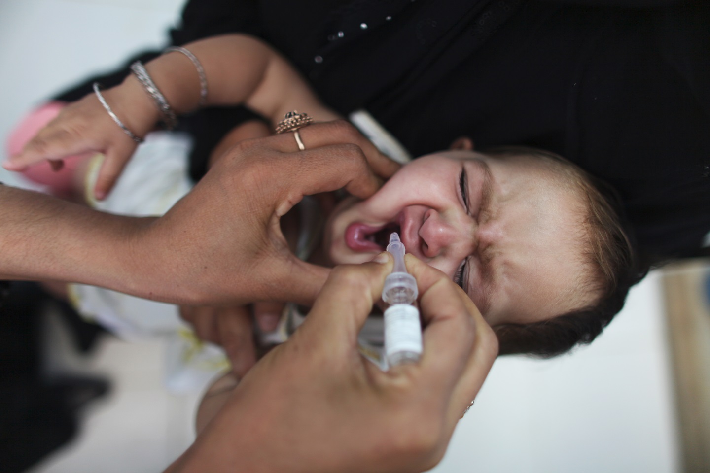 Un jeune enfant est vacciné contre la diphtérie, le tétanos et la polio.